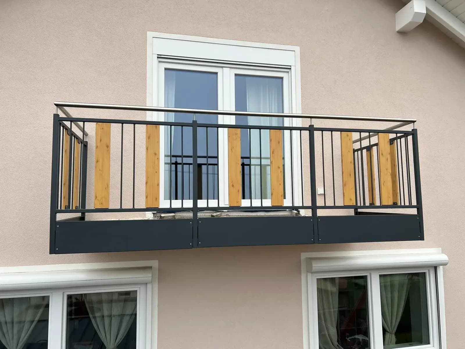 Balkongeländer aus Stahl mit Holzoptik-Füllung