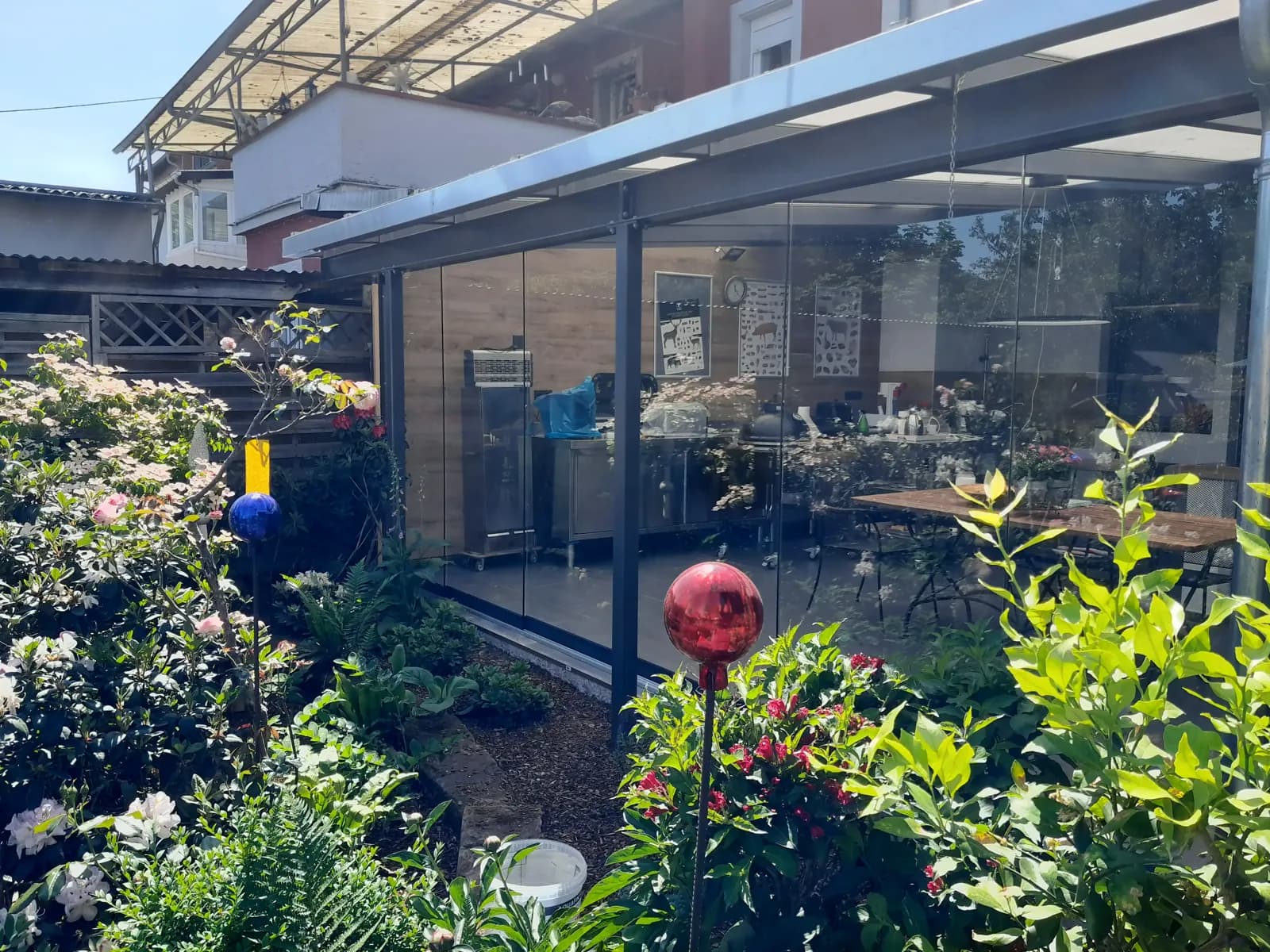 Terrassenüberdachung aus Stahl und Glas